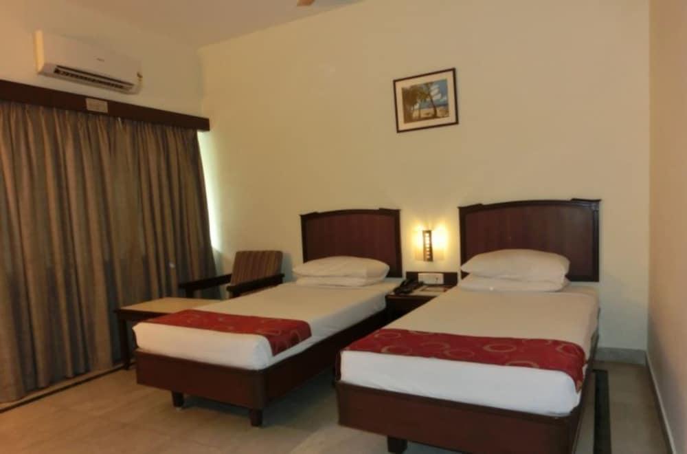 Hotel Thulashi Park Chennai Exteriör bild