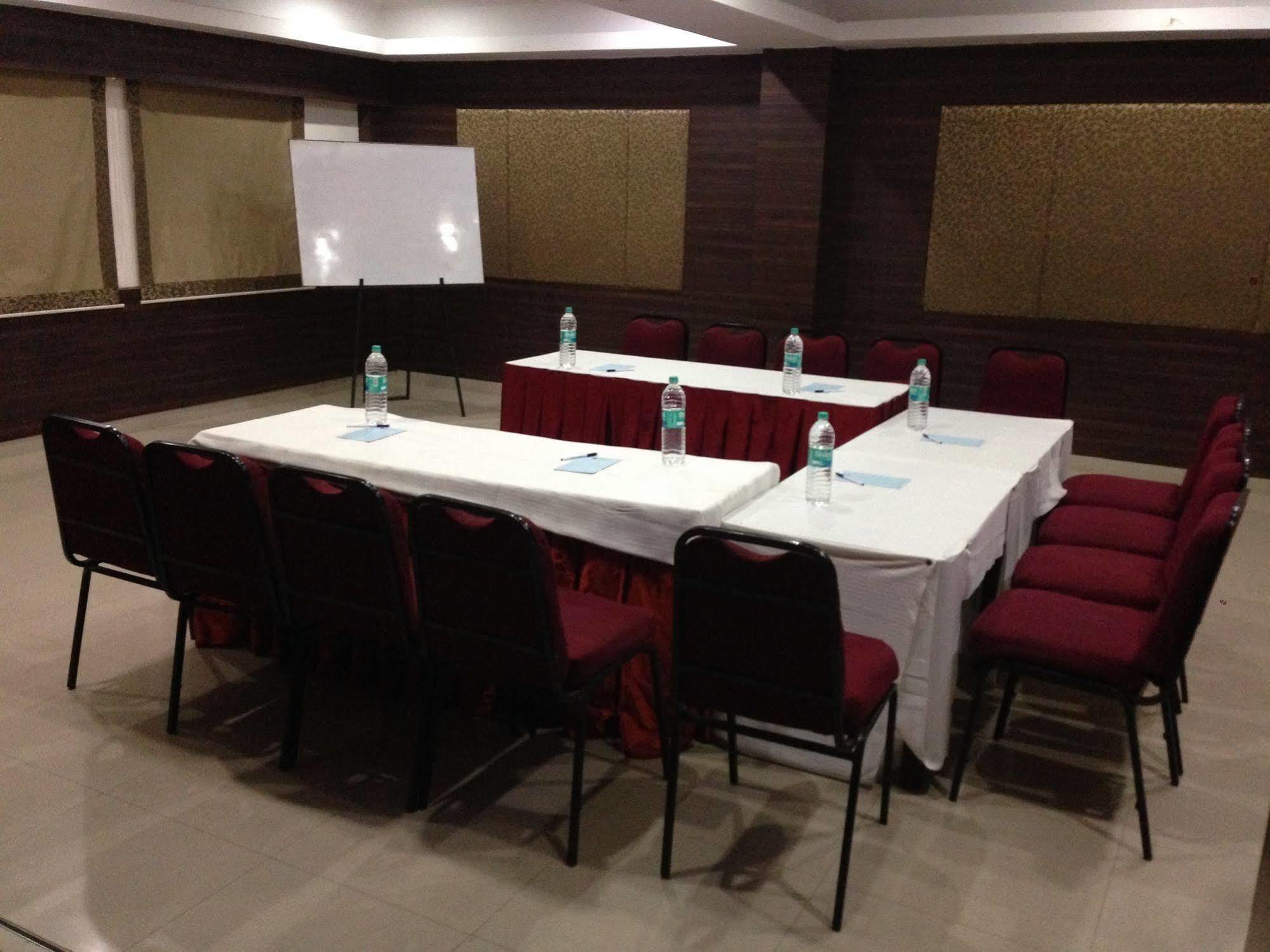 Hotel Thulashi Park Chennai Exteriör bild